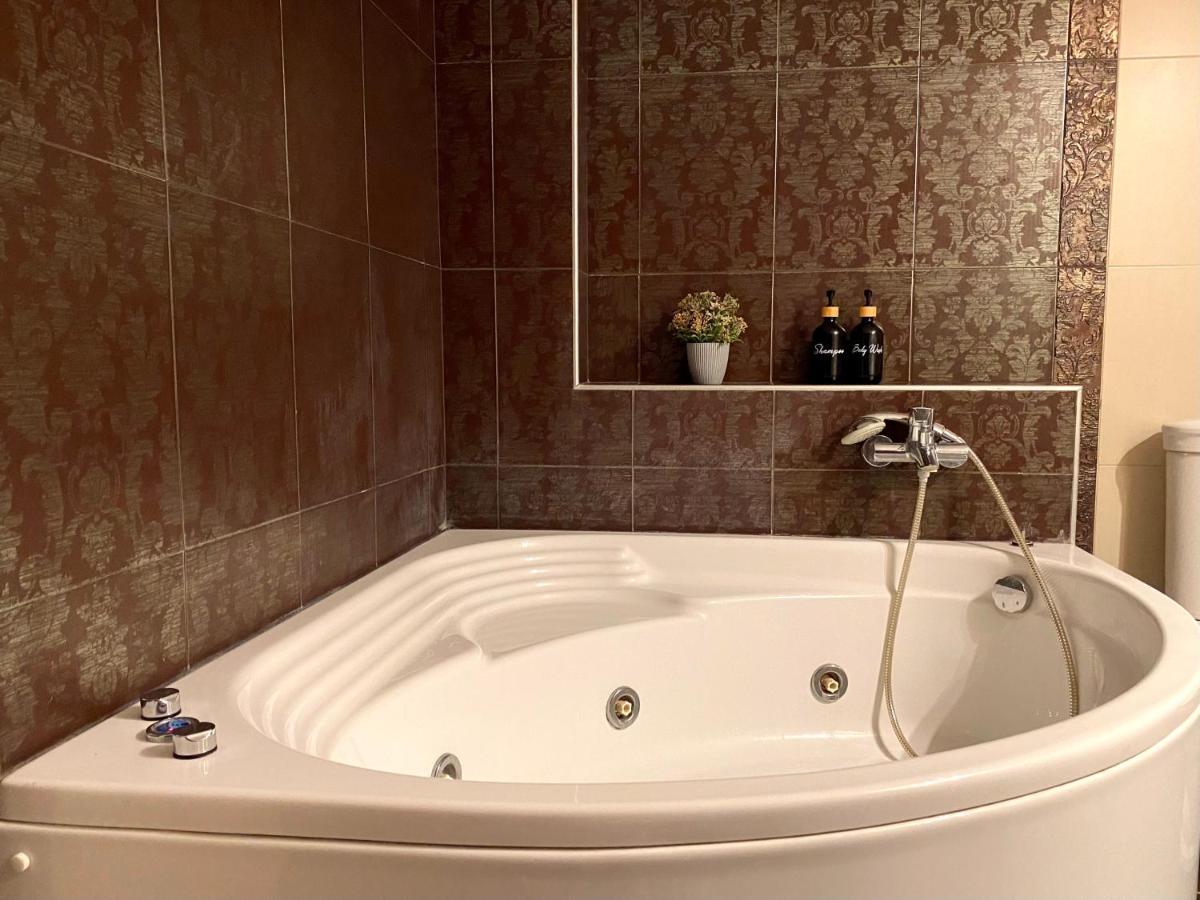 Avia Luxury With Hydromassage Apartment *